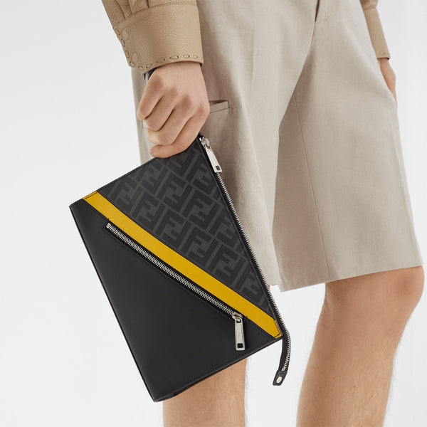 Pochette Fendi Diagonal
Pochette en tissu gris