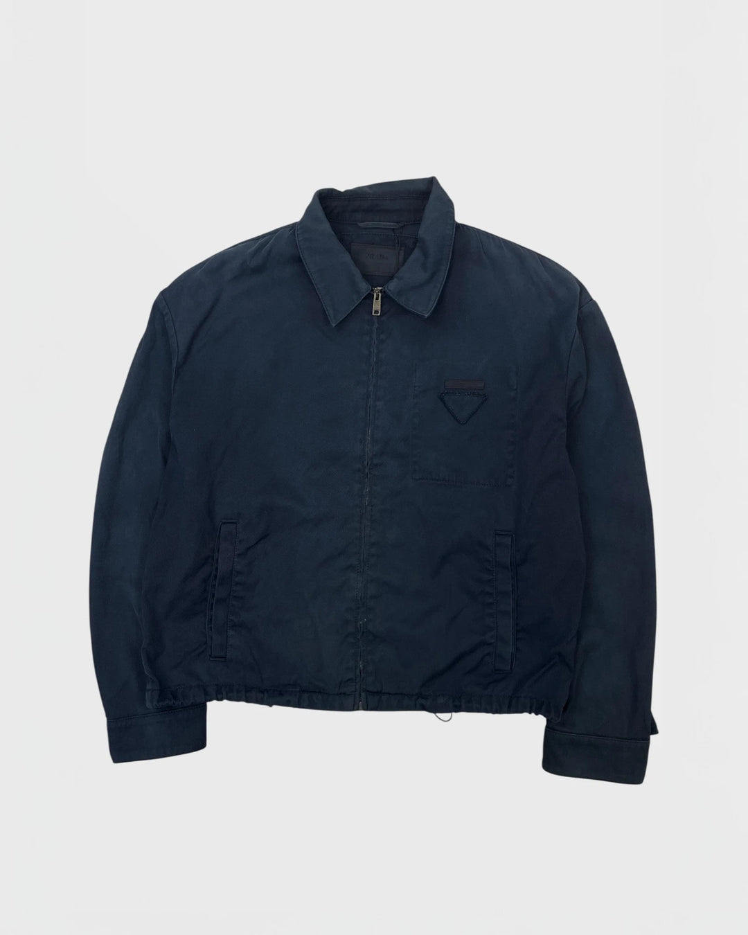 Prada veste en jeans
